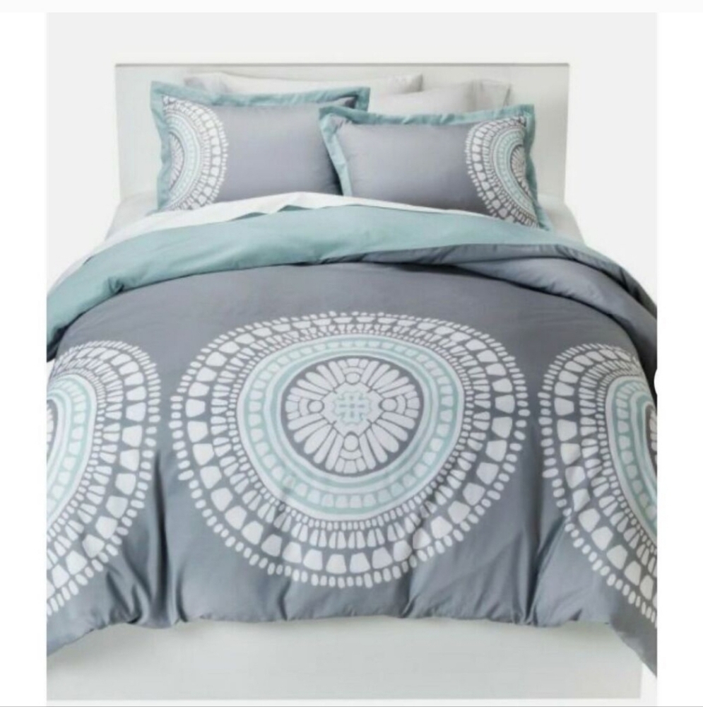 Room Essentials Gray and White Duvet Cover And Pillow Case Set